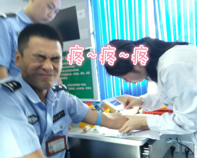疼skr人！警察在移動(dòng)獻(xiàn)血車(chē)上的表情包亮了