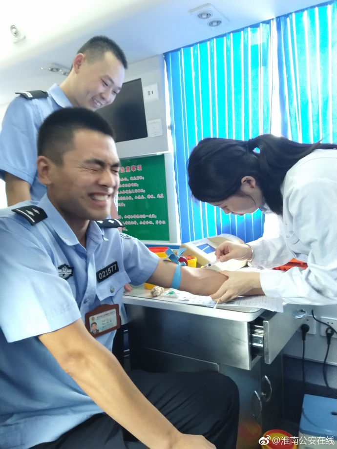 疼skr人！警察在移動(dòng)獻(xiàn)血車(chē)上的表情包亮了