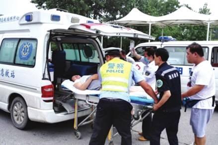 命懸一線牽動人心，救護車臨危不亂治病救人_